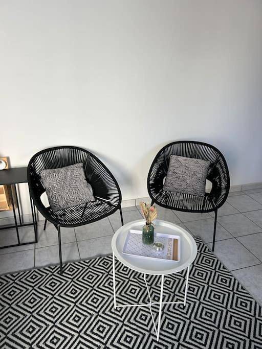 Appartement entier, One-Bedroom Apartment in Saint-Martin-des-Noyers, Vallée de la Loire