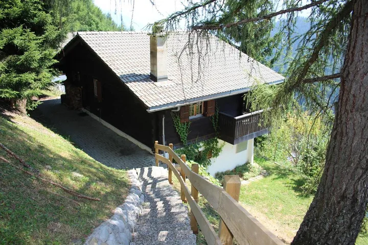 Chalet für 8 Personen, mit Terrasse und Ausblick - 1