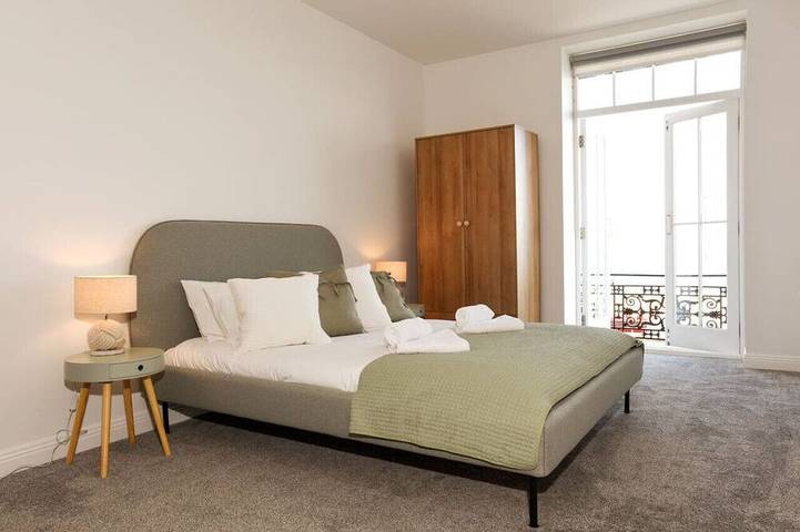Ganze Wohnung, Stunning beach front luxury apt w/balcony Sleeps 6 in Southsea, Portsmouth