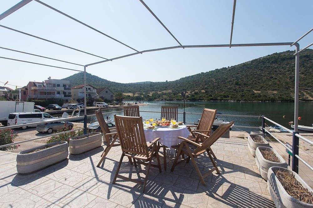 Bonita casa en Rogoznica con Wifi in Rogoznica, Condado de Šibenik-Knin