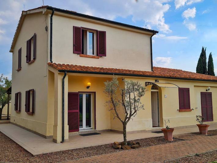 Casa vacanza per 21 persone, con giardino e piscina nonché terrazza, adatto a famiglie con bambini a Piancastagnaio