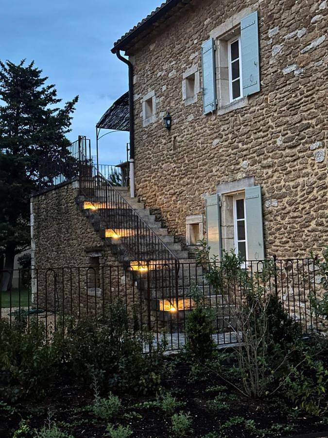 Gîte pour 4 personnes, avec vue ainsi que jardin et piscine à Bouchet