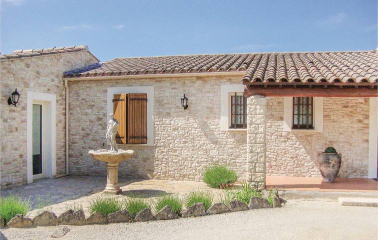 Location de vacances pour 6 personnes, avec jardin ainsi que terrasse et piscine à Robion - 2