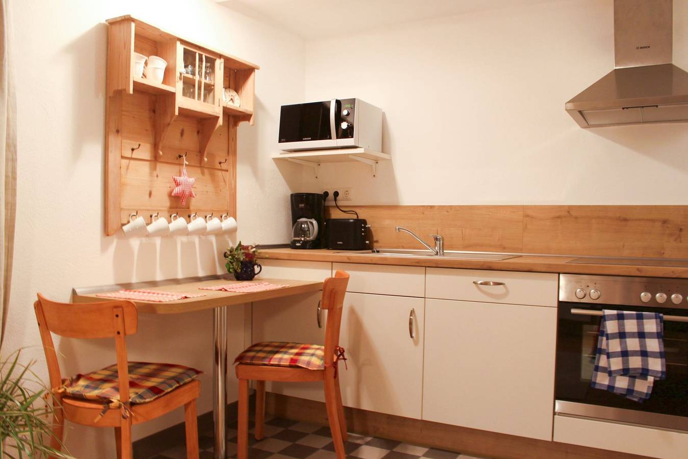 Ganze Wohnung, Ferienwohnung 'Gudde Stube' mit Gemeinschaftsterrasse, Gemeinschaftsgarten und Wi-Fi in Gudensberg, Schwalm-Eder-Kreis