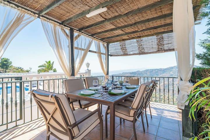 Villa de vacances avec lit balinais et vue sur la mer à Torrox in Torrox, Cordillera Penibética