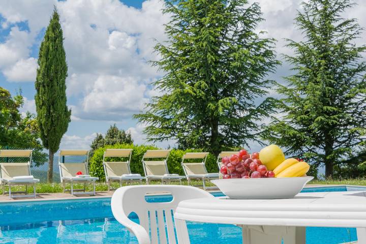 Appartamento per 5 persone, con terrazza e piscina nonché giardino, con animali domestici in Londa