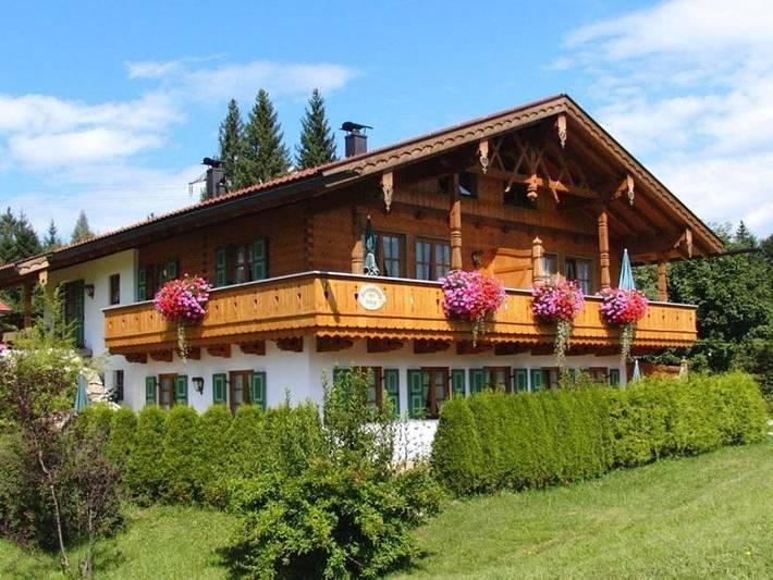 Ferienwohnung für 4 Personen, mit Balkon und Terrasse sowie Garten und Sauna in Krün
