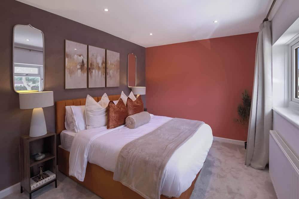 Stylish 3-Bed House, Driveway Parking & Garden in Stevenage, Hertfordshire