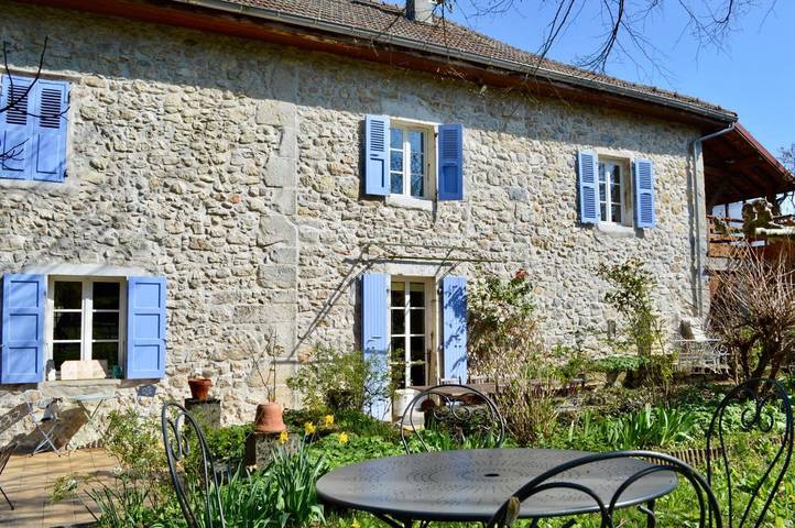 Chambre d’hôte pour 3 personnes, avec Terrasse et Jardin ainsi que Piscine et Vue dans Nattages