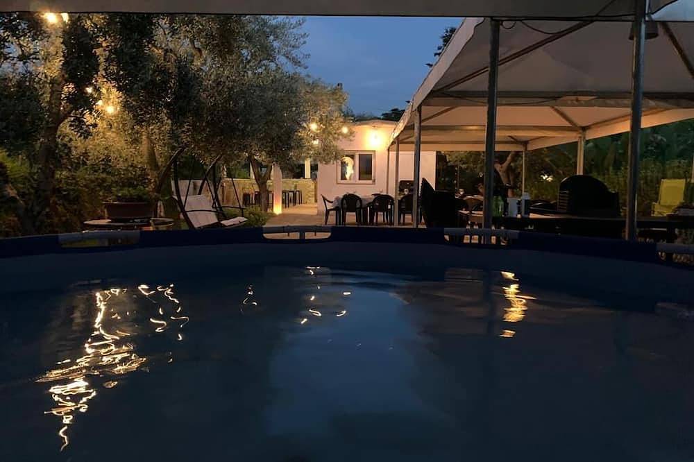 Rural detached house surrounded by greenery, healthy air and plenty of outdoor space. in Bari, Region de Bari
