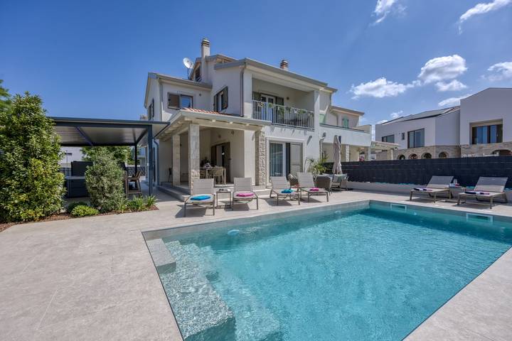 Ferienhaus für 6 Personen, mit Pool und Balkon, kinderfreundlich in Poreč