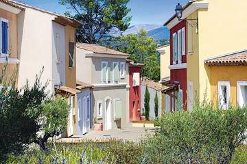 Gîte pour 10 personnes, avec balcon/terrasse ainsi que terrasse et piscine, animaux acceptés dans Domaine de Fayence