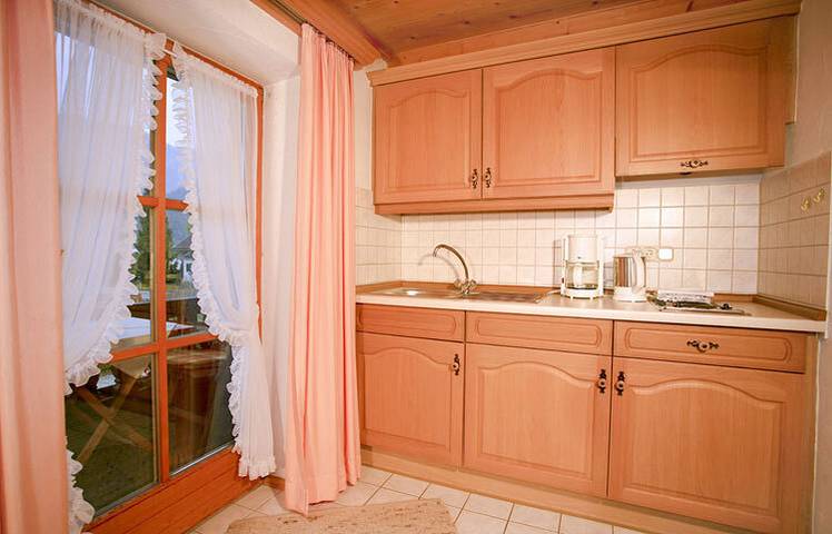 Ganze Ferienwohnung, Gästehaus Gschwendtner - Chiemgau Karte - Ferienwohnung 4 für 2 Personen mit Balkon, 27 qm, Küche, Wohnschlafraum in Inzell, Bayerische Alpen
