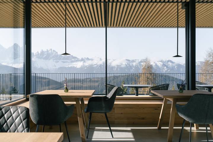 Apartment Hotel "Anders Mountain Suites 4" with Private Sauna, Slope Access & Wi-Fi in Palmschoß, Brixen
