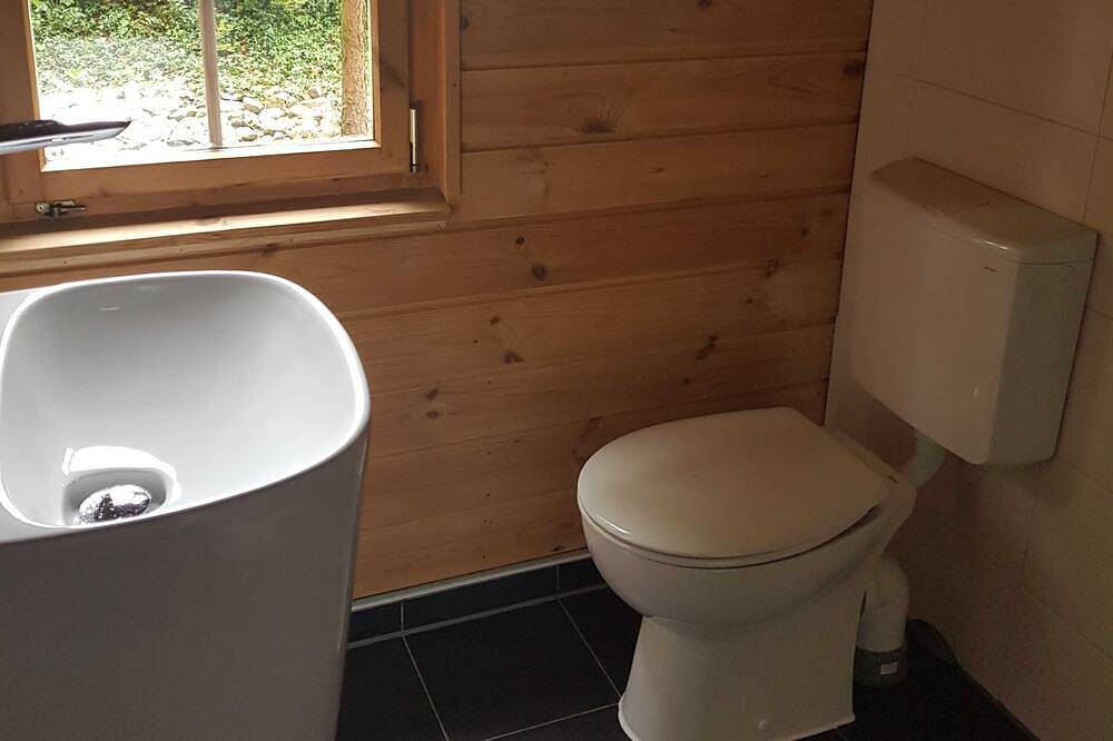 Blockhaus Canow mit Fahrrädern - Blockhaus Canow in Wustrow (Mecklenburgische Seenplatte), Mecklenburg-Strelitz