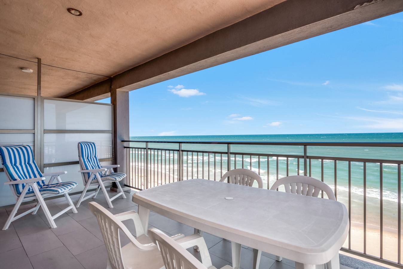 Apartamento entero, Apartamento 'Voramar' con vistas al mar, terraza privada y Wi-Fi in Bellreguart, Costa de Valencia