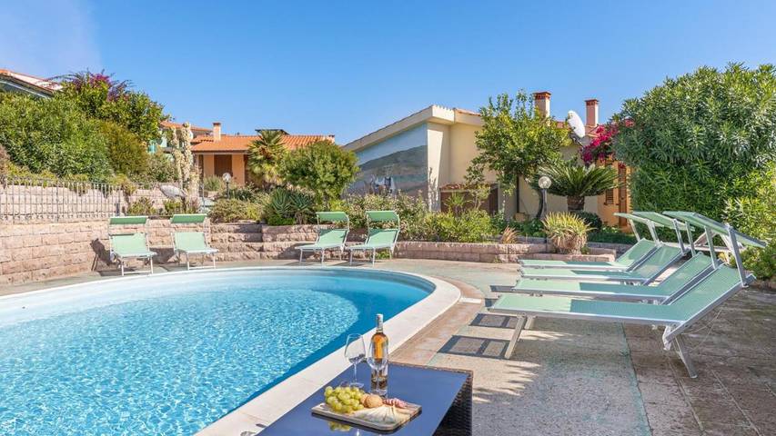 Ferienhaus für 6 Personen, mit Terrasse und Garten sowie Pool und Ausblick