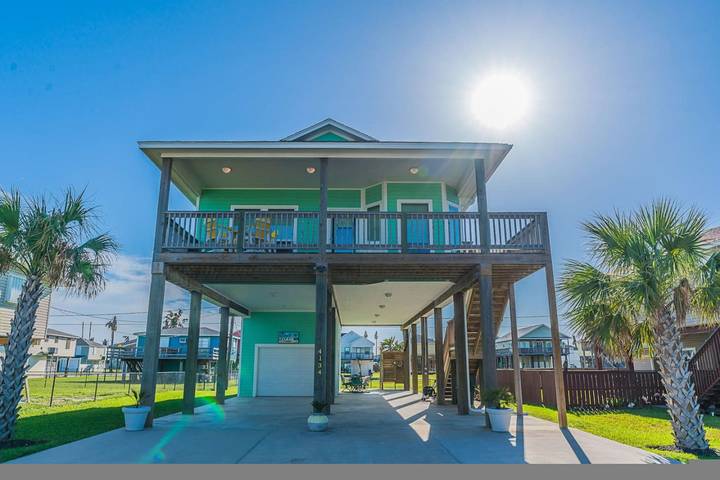 Vacation rental for 10 people, with pool and balcony as well as yard, kid friendly in Texas Gulf Coast
