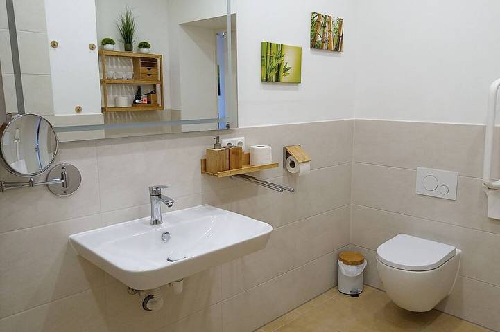 Ganze Wohnung, Kompakte barrierefreie Ferienwohnung auf Gutshof mit viel Natur, See in Tangerhütte, Altmark