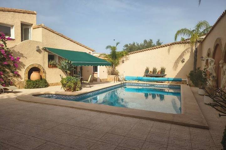 Ferienhaus für 4 Personen, mit Terrasse und Pool sowie Garten