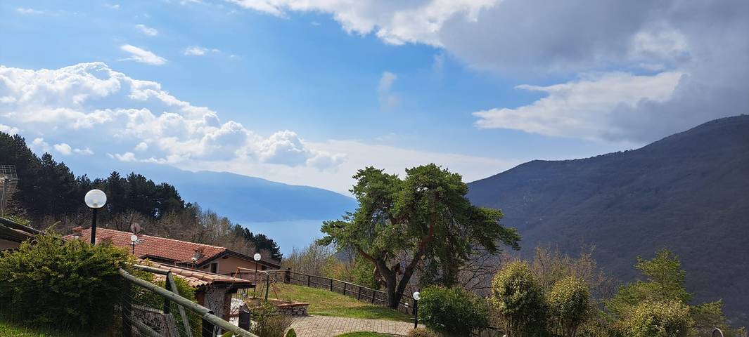 Bungalow für 4 Personen, mit Terrasse und Pool in Tignale