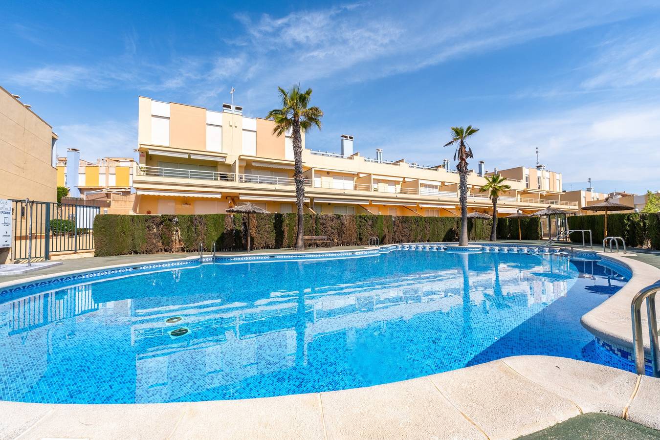 Apartamento entero, Ático 'Acag 096' con vistas al mar, Wi-Fi y A/C in Dehesa de Campoamor, Orihuela