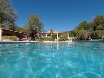Cottage pour 2 personnes, avec jacuzzi ainsi que jardin et piscine à Forcalqueiret
