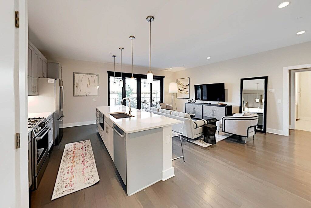 Ganze Wohnung, Modern art-deco condo with balcony, central Ac, & washer/dryer - dogs Ok in Blue Ridge Parkway, Asheville