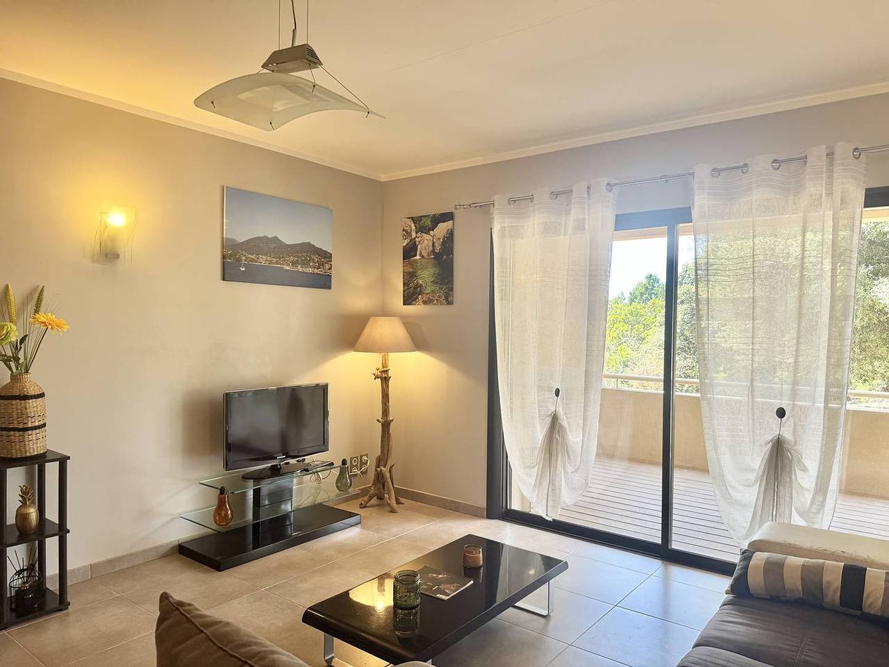 Entire holiday apartment, One-Bedroom Apartment with Garden – Close to Shops and Town Center in Propriano, Arrondissement de Sartène