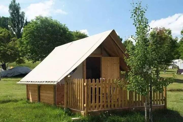 Gîte pour 4 personnes, avec piscine et terrasse, animaux acceptés