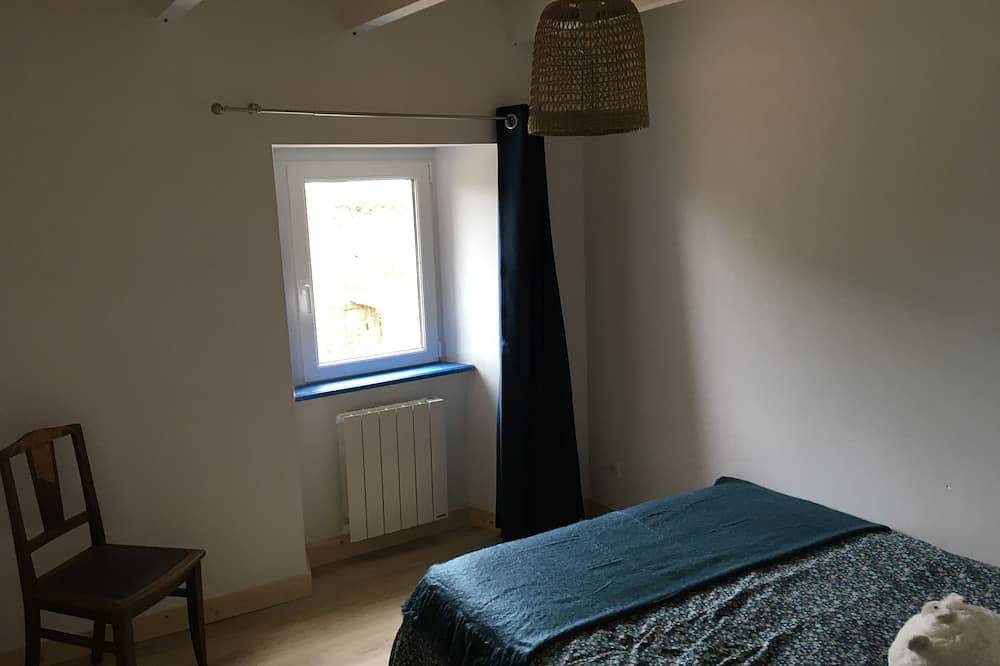 Large stone house 500 m from the sea and hiking trails in Cléden-Cap-Sizun, Iroise