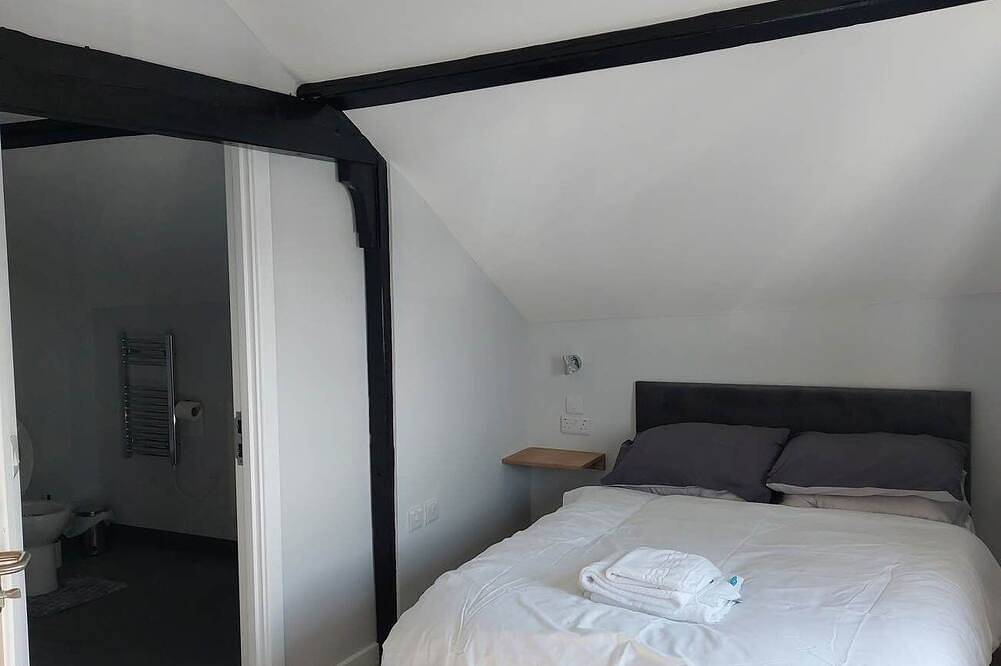 Good sized rooms above a busy pub, short walk in to Town Centre. in Barnstaple, Devon
