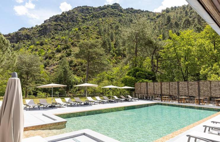 Hôtel pour 2 personnes, avec Terrasse ainsi que Jardin et Piscine