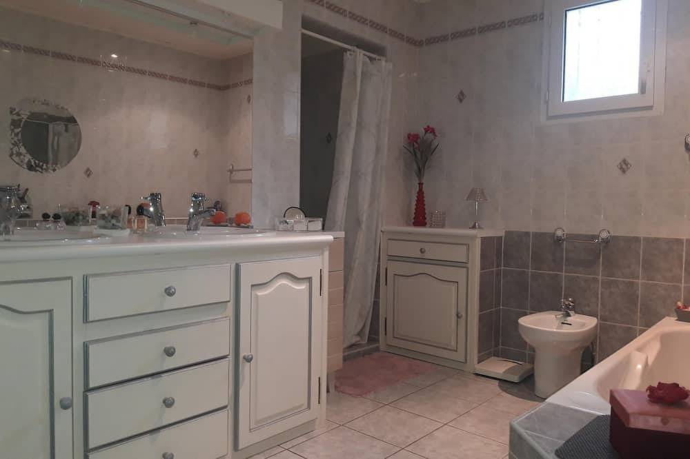 Villa with garden in residential area in Cahors, Lot