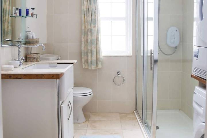 Entire apartment, Perfect! for doing Galway City - sleeps 2+, walk everywhere... in Galway, County Galway