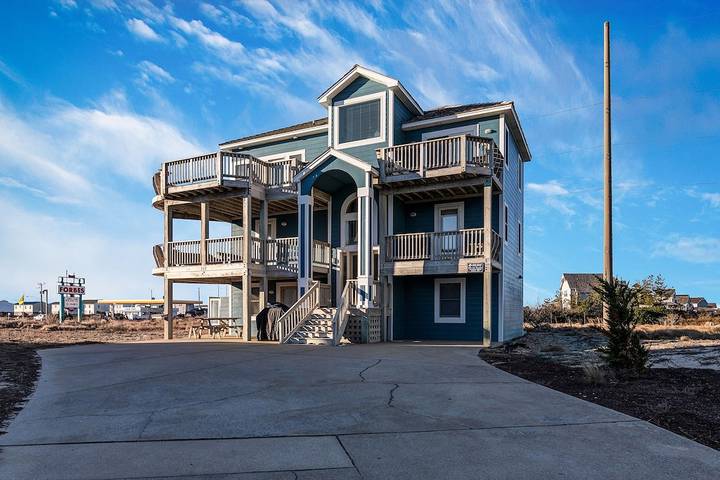Vacation rental for 14 people, with pool and terrace as well as hot tub in Nags Head