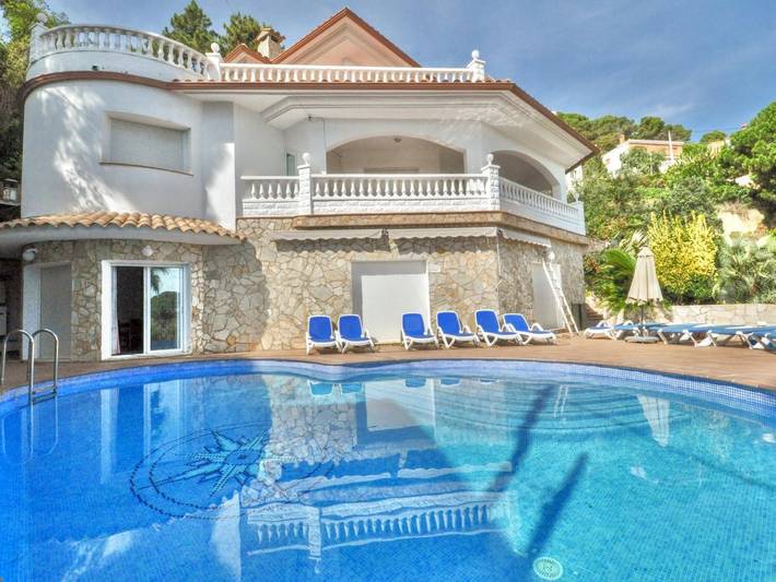 Gîte pour 18 personnes, avec terrasse et jardin, animaux acceptés