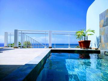 Location de vacances pour 2 personnes, avec piscine ainsi que jardin et jacuzzi à Grand-Bourg