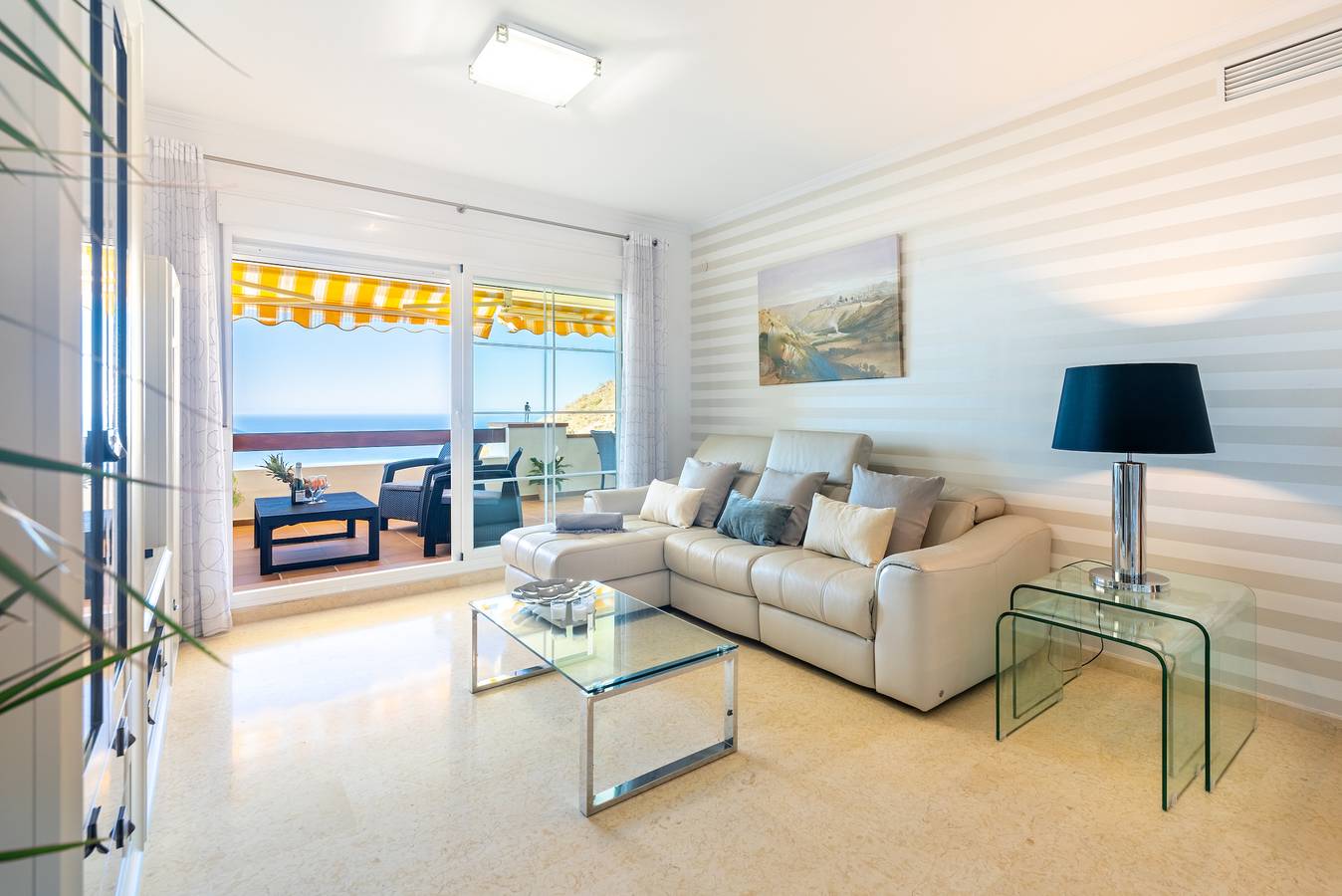 Apartamento entero, Apartamento de lujo Neptuno en Málaga con vistas al mar, piscina compartida y Wi-Fi in Rincón de la Victoria, Costa del Sol