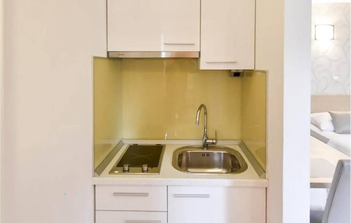 Ganze Ferienwohnung, Apartment mit Meerblick, Terrasse, Küche und Parkplatz in der Nähe des Strandes von Strobec in Stobrec, Split-Dalmatien