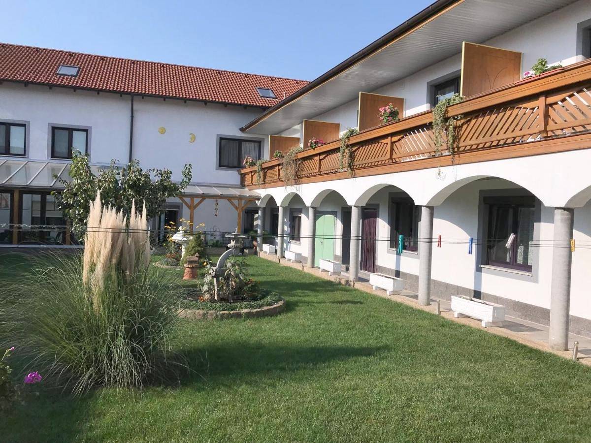 Gästehaus und Weinbau Zur Wiederkehr Strudler in Marktgemeinde Podersdorf am See, Neusiedlersee-Hügelland