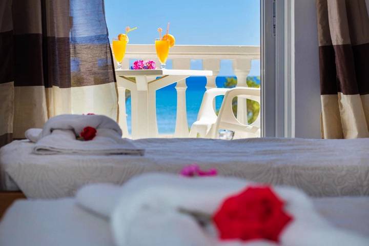 Ferienwohnung für 2 Personen, mit Balkon und Terrasse sowie Garten und Ausblick in Kalamaki
