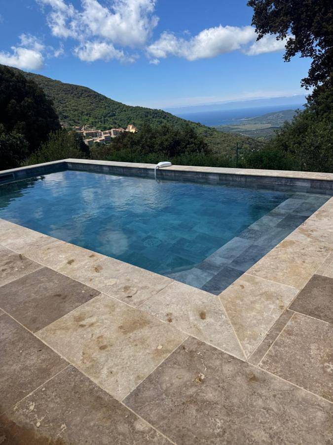 Location de vacances pour 6 personnes, avec vue ainsi que jardin et piscine à Sollacaro - 3