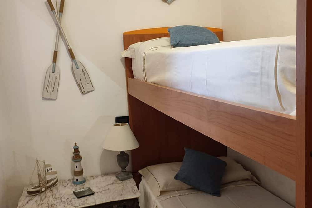 App. in Villa with large private garden and parking, shared pool in Oneglia, Imperia