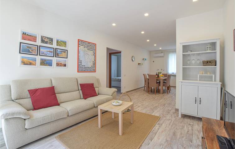 Cozy 2BR Apt with AC, Parking & WiFi in Rosignano in Rosignano Marittimo, Costa Etrusca
