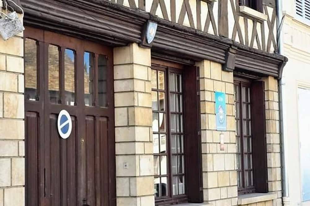 Auberge médiévale à Houdan avec jardin clos, animaux acceptés, Wifi et parking sécurisé in Houdan, Yvelines