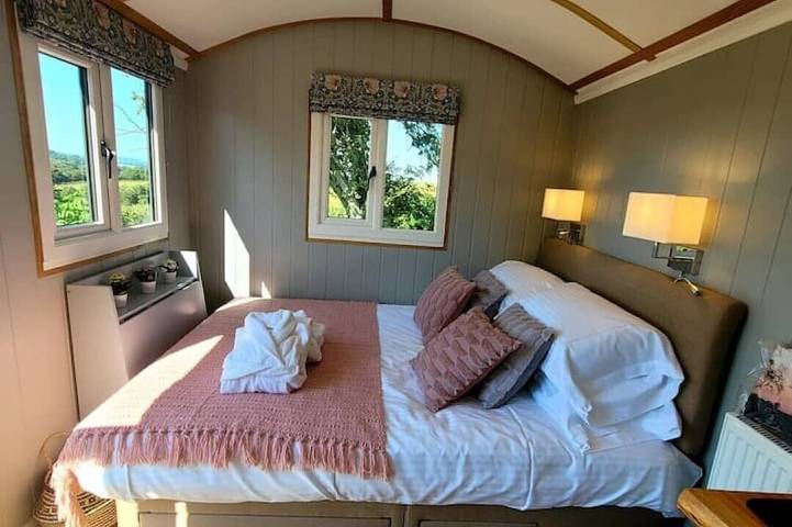 The Hut on the Hill - hottub, heating & stable. in Gloucestershire