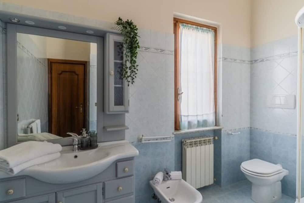 Entire apartment, Nice apartment for 2 people with Tv in Roseto degli Abruzzi, Teramo Province