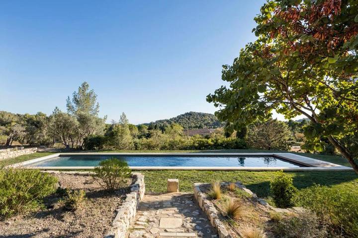 Location de vacances pour 13 personnes, avec terrasse ainsi que jardin et piscine à Les Baux-de-Provence - 2
