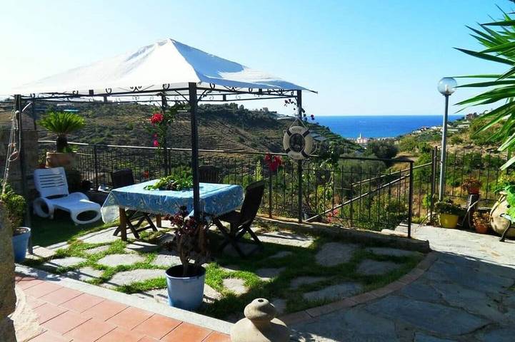 Gîte pour 3 personnes, avec jacuzzi et jardin à Pompeiana